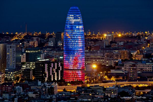 Vista nocturna de la ciudad de Barcelona